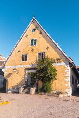Parnu, Estonya, Avrupa - 17 Ağustos 2025: 1658 yılında Parnu 'nun en eski binalarından biri, hasta ve sakatlar için sığınak olarak Kutsal Ruh Kilisesi' nin eski sadaka evinin kalıntıları üzerine inşa edildi.