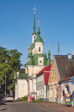 Parnu, Estonya - 16 Ağustos 2025: Parnu, Estonya, Avrupa 'da St. Catherine Kilisesi ile eski kasaba caddesi