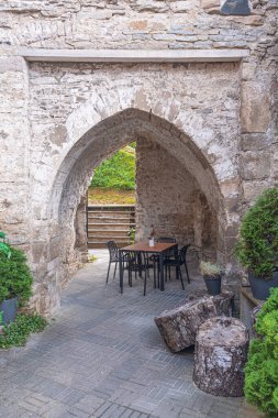 Estonya, Avrupa 'daki Haapsalu Kalesi' nin kapılarından biri, 13. yüzyılda kuruldu. Taş duvarları, bir kulesi ve dikey bir katedrali olan güzel bir tarihi kale ya da kale.