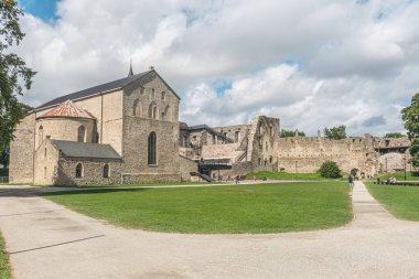 Estonya, Avrupa 'daki Haapsalu Kalesi, 13. yüzyılda Osel-Wiek piskoposluğunun merkezi olarak kurulmuştur. Taş duvarları, kulesi ve katedrali olan güzel bir tarihi kale ya da kale.