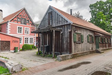 Parnu, Estonya - 17 Ağustos 2025: Parnu, Estonya, Avrupa 'da geleneksel tarihi evleri olan eski kasaba sokağı