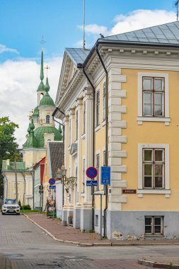 Parnu, Estonya - 17 Ağustos 2025: St. Catherine Kilisesi ve Parnu, Estonya, Avrupa 'daki eski ahşap ev