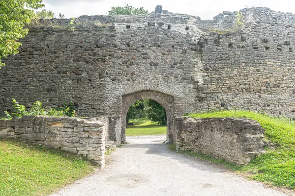 Estonya, Avrupa 'daki Haapsalu Kalesi' nin savunma duvarları, 13. yüzyılda kuruldu. Taş duvarları, kulesi ve katedrali olan güzel bir tarihi kale ya da kale.