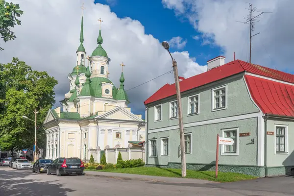 Parnu, Estonya - 17 Ağustos 2025: St. Catherine Kilisesi ve Parnu, Estonya, Avrupa 'daki eski ahşap ev