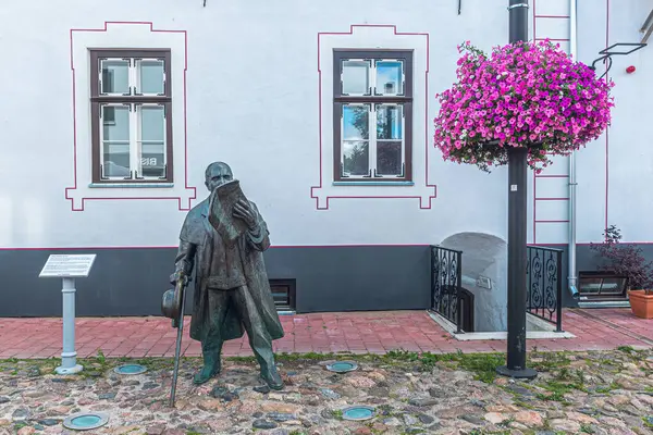 Parnu, Estonya, Avrupa - 17 Ağustos 2025: Estonya gazeteciliğinin babası ve ulusal marşın yazarı Johann Voldemar Jannsen 'in gerçek boyutlu heykeli