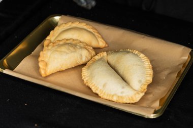 Ev yapımı börekler, hamur işi ve dolgu malzemesi içeren, İspanya 'da, diğer Güney Avrupa, Kuzey Afrika, Güney Asya, Latin Amerika ülkelerinde yaygın olarak bulunan, pişirilmiş veya kızartılmış turta. 