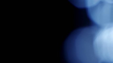 Soyut koyu mavi bokeh illüstrasyon arkaplanı ve efekt örtüsü. Yumuşak tonlu, titreşimli, odaklanmış dekor şablonu kopyalanmış uzay arka plakası. Makro yakın çekim ışıltı efekti ürün gösteri arkaplanı.