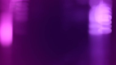 Soyut mor mor lensler ışık sızıntısı arkaplan illüstrasyonunu örtüyor. Canlı odaklanmış dekor ürün görüntüsü. Yumuşak tonlu fotokopi arka plakası. Zarif ışıltılı ürün sergisi arkaplanı.