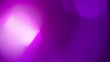 Soyut mor renk ve pembe bokeh döngü arka plan efekti. Yumuşak tonlu, titreşimli, odaklanmış dekor şablonu kopyalanmış uzay arka plakası. Makro yakın çekim ışıltı efekti ürün gösterimi arkaplan canlandırması.