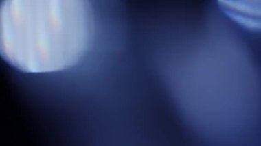 Soyut koyu mavi bokeh döngü arkaplan efekti. Yumuşak tonlu, titreşimli, odaklanmış dekor şablonu kopyalanmış uzay arka plakası. Makro yakın çekim ışıltı efekti ürün gösterimi arkaplan canlandırması.