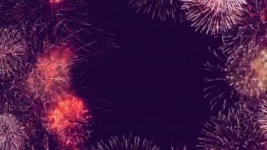 Dinamik renkli havai fişekler tam çerçeve menekşe mor altın bayram döngüsü arka planı. Soyut dikey sosyal medya kavramı 3 boyutlu animasyon Yeni Yıl Arifesi, 4 Temmuz, Çin Yeni Yıl Kutlama Partisi.