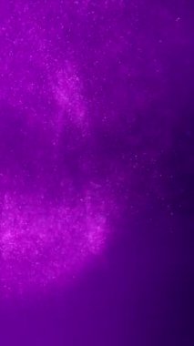 Mor sıvı yüzdürme yıldız parçacıkları soyut sürüsü. Zarif kozmik ışıklar 3 boyutlu animasyon arka planı. Dikey sihirli tatil arkaplanı ve parıldayan peri tozu yavaş çekim duvar kağıdı VJ döngüsü