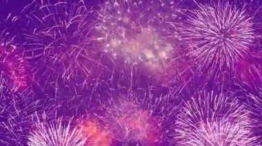 Dinamik renkli havai fişekler tam çerçeve menekşe mor altın bayram döngüsü arka planı. Soyut konsept 3D animasyon Yeni Yıl Arifesi, 4 Temmuz, Çin Yeni Yıl Kutlaması ve Bağımsızlık Günü partisi.
