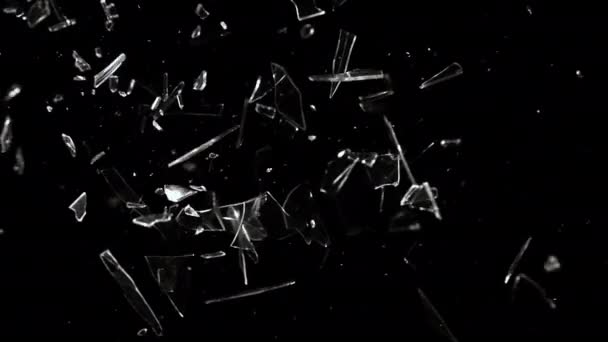 スタジオのフルフレームワイドプレートショットウィンドウガラスペインが散乱し 黒いアニメーションの背景に壊れています アクションコンセプトテンプレートとオーバーレイ要素として高速でリアルなスマッシュ爆発 — ストック動画