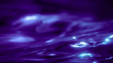 Soyut, soyut, makro su dalgası döngüsü arka planı. Mor kopya alanı ve vitrin taklit ögesi arkaplanı. 3 boyutlu sıvı erimiş sıvı haldeki parlak çivit morötesi yağ yüzeyi animasyonu.