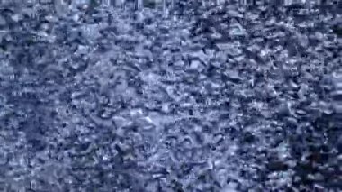 Fışkırtıcı köpük ve temiz kozmetik hijyen ya da yenilenebilir enerji. Stüdyo çekimlerinde suyun altında şeffaf mavi gaz kabarcıkları tam kare makro seçici odaklı bulanık animasyon ile yakın çekim