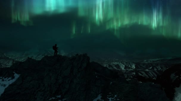 雪の山のパノラマの上の氷の岩の頂上からの極のライトを見ているシルエットの男 暗いトワイライトの氷河の風景のコンセプト3Dアニメーション 広い倫理的な自然の背景とオーロラのボアリス — ストック動画