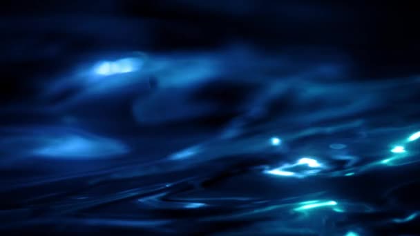 优雅的蓝色水面回旋背景 波浪水线或平静润滑油的运动图形背景3D动画作为审美产品展示和艺术复制空间板拍摄 — 图库视频影像