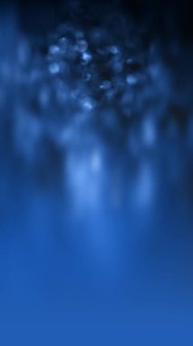 Soyut koyu mavi bokeh döngü arkaplan efekti. Yumuşak tonlu, titreşimli, odaklanmış dekor şablonu kopyalanmış uzay arka plakası. Makro yakın çekim ışıltı efekti ürün gösterimi arkaplan canlandırması.