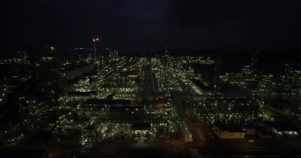 化石燃料和二氧化碳导致气候变化 大型工业原油石化厂炼油厂夜间使用燃油弹和照明结构的场景无人驾驶飞机射击 — 图库视频影像