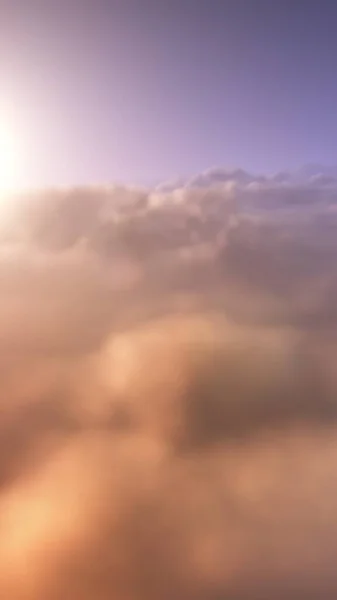 黄昏的太阳高高地掠过云彩 垂直的愿望或气候背景概念三维地说明了温暖的傍晚或清晨的全景云彩中的天堂 天国或自由 — 图库照片