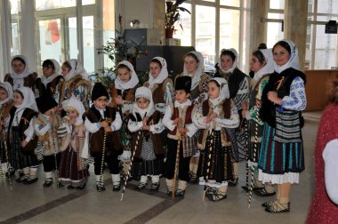 Yılbaşı arifesindeki saban, tarla çalışmaları ve yeni yıl hasadıyla yakın bağlantısı bulunan Romen geleneğinin en iyi bilinen ve en sevilen dileklerinden biri.