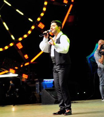 TARGU JIU, ROMANIA, 25 Mayıs 2018, TARGU JIU şehir günlerinde MEDEDINTI 'den halk kostümü giyen sanatçılar, akreditasyon gerektirmeyen bir etkinlik. Kostümler pantolon, gömlek, yelek ve kemerden oluşuyor.