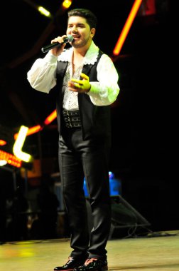 TARGU JIU, ROMANIA, 25 Mayıs 2018, TARGU JIU şehir günlerinde MEDEDINTI 'den halk kostümü giyen sanatçılar, akreditasyon gerektirmeyen bir etkinlik. Kostümler pantolon, gömlek, yelek ve kemerden oluşuyor.