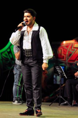 TARGU JIU, ROMANIA, 25 Mayıs 2018, TARGU JIU şehir günlerinde MEDEDINTI 'den halk kostümü giyen sanatçılar, akreditasyon gerektirmeyen bir etkinlik. Kostümler pantolon, gömlek, yelek ve kemerden oluşuyor.