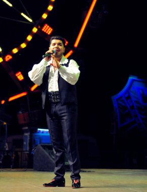 TARGU JIU, ROMANIA, 25 Mayıs 2018, TARGU JIU şehir günlerinde MEDEDINTI 'den halk kostümü giyen sanatçılar, akreditasyon gerektirmeyen bir etkinlik. Kostümler pantolon, gömlek, yelek ve kemerden oluşuyor.