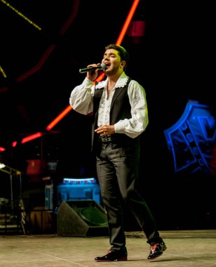 TARGU JIU, ROMANIA, 25 Mayıs 2018, TARGU JIU şehir günlerinde MEDEDINTI 'den halk kostümü giyen sanatçılar, akreditasyon gerektirmeyen bir etkinlik. Kostümler pantolon, gömlek, yelek ve kemerden oluşuyor.