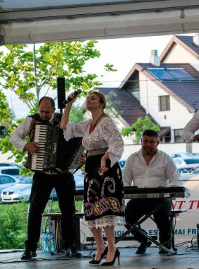 TARGU JIU, ROMANIA, 25 Mayıs 2018, TARGU JIU şehir günlerinde MEDEDINTI 'den halk kostümleri giyen sanatçılar, akreditasyon gerektirmeyen bir etkinlik. Kostümler ie, klapa, opreg valnic, fular