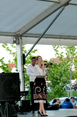 TARGU JIU, ROMANIA, 25 Mayıs 2018, TARGU JIU şehir günlerinde MEDEDINTI 'den halk kostümleri giyen sanatçılar, akreditasyon gerektirmeyen bir etkinlik. Kostümler ie, klapa, opreg valnic, fular