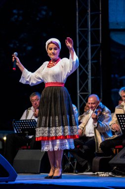 TARGU JIU, ROMANIA, 25 Mayıs 2018, TARGU JIU şehir günlerinde MEDEDINTI 'den halk kostümleri giyen sanatçılar, akreditasyon gerektirmeyen bir etkinlik. Kostümler ie, klapa, opreg valnic, fular
