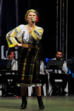TARGU JIU ROMANIA, Mayıs 26, 2018, BUCOVINA 'nın kostümlü sanatçısı JARGU şehir günlerinden kalma, akreditasyon gerektirmeyen bir etkinlik. Pamuk ipliği, yaprak, güneş, haç gibi popüler motifler kullanılarak elde dikilmiş.