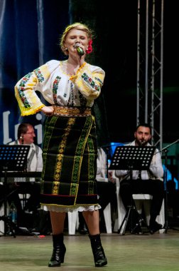 TARGU JIU ROMANIA, Mayıs 26, 2018, BUCOVINA 'nın kostümlü sanatçısı JARGU şehir günlerinden kalma, akreditasyon gerektirmeyen bir etkinlik. Pamuk ipliği, yaprak, güneş, haç gibi popüler motifler kullanılarak elde dikilmiş.