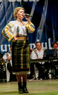 TARGU JIU ROMANIA, Mayıs 26, 2018, BUCOVINA 'nın kostümlü sanatçısı JARGU şehir günlerinden kalma, akreditasyon gerektirmeyen bir etkinlik. Pamuk ipliği, yaprak, güneş, haç gibi popüler motifler kullanılarak elde dikilmiş.