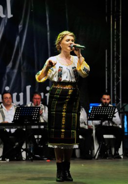 TARGU JIU ROMANIA, Mayıs 26, 2018, BUCOVINA 'nın kostümlü sanatçısı JARGU şehir günlerinden kalma, akreditasyon gerektirmeyen bir etkinlik. Pamuk ipliği, yaprak, güneş, haç gibi popüler motifler kullanılarak elde dikilmiş.