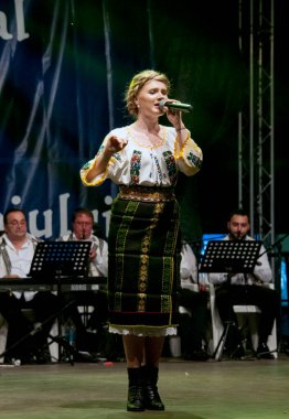 TARGU JIU ROMANIA, Mayıs 26, 2018, BUCOVINA 'nın kostümlü sanatçısı JARGU şehir günlerinden kalma, akreditasyon gerektirmeyen bir etkinlik. Pamuk ipliği, yaprak, güneş, haç gibi popüler motifler kullanılarak elde dikilmiş.