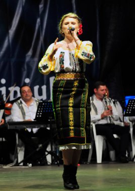TARGU JIU ROMANIA, Mayıs 26, 2018, BUCOVINA 'nın kostümlü sanatçısı JARGU şehir günlerinden kalma, akreditasyon gerektirmeyen bir etkinlik. Pamuk ipliği, yaprak, güneş, haç gibi popüler motifler kullanılarak elde dikilmiş.