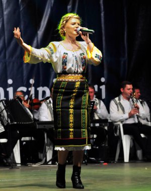 TARGU JIU ROMANIA, Mayıs 26, 2018, BUCOVINA 'nın kostümlü sanatçısı JARGU şehir günlerinden kalma, akreditasyon gerektirmeyen bir etkinlik. Pamuk ipliği, yaprak, güneş, haç gibi popüler motifler kullanılarak elde dikilmiş.