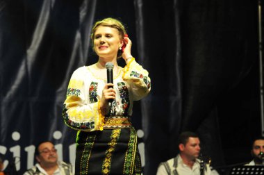 TARGU JIU ROMANIA, Mayıs 26, 2018, BUCOVINA 'nın kostümlü sanatçısı JARGU şehir günlerinden kalma, akreditasyon gerektirmeyen bir etkinlik. Pamuk ipliği, yaprak, güneş, haç gibi popüler motifler kullanılarak elde dikilmiş.