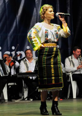 TARGU JIU ROMANIA, Mayıs 26, 2018, BUCOVINA 'nın kostümlü sanatçısı JARGU şehir günlerinden kalma, akreditasyon gerektirmeyen bir etkinlik. Pamuk ipliği, yaprak, güneş, haç gibi popüler motifler kullanılarak elde dikilmiş.