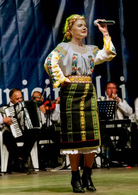TARGU JIU ROMANIA, Mayıs 26, 2018, BUCOVINA 'nın kostümlü sanatçısı JARGU şehir günlerinden kalma, akreditasyon gerektirmeyen bir etkinlik. Pamuk ipliği, yaprak, güneş, haç gibi popüler motifler kullanılarak elde dikilmiş.