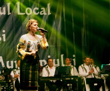 TARGU JIU ROMANIA, Mayıs 26, 2018, BUCOVINA 'nın kostümlü sanatçısı JARGU şehir günlerinden kalma, akreditasyon gerektirmeyen bir etkinlik. Pamuk ipliği, yaprak, güneş, haç gibi popüler motifler kullanılarak elde dikilmiş.