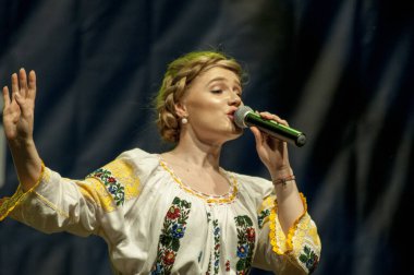 TARGU JIU ROMANIA, Mayıs 26, 2018, BUCOVINA 'nın kostümlü sanatçısı JARGU şehir günlerinden kalma, akreditasyon gerektirmeyen bir etkinlik. Pamuk ipliği, yaprak, güneş, haç gibi popüler motifler kullanılarak elde dikilmiş.