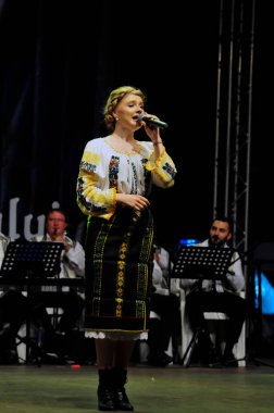 TARGU JIU ROMANIA, Mayıs 26, 2018, BUCOVINA 'nın kostümlü sanatçısı JARGU şehir günlerinden kalma, akreditasyon gerektirmeyen bir etkinlik. Pamuk ipliği, yaprak, güneş, haç gibi popüler motifler kullanılarak elde dikilmiş.