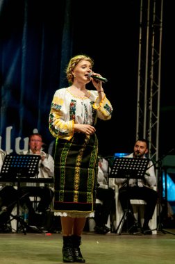 TARGU JIU ROMANIA, Mayıs 26, 2018, BUCOVINA 'nın kostümlü sanatçısı JARGU şehir günlerinden kalma, akreditasyon gerektirmeyen bir etkinlik. Pamuk ipliği, yaprak, güneş, haç gibi popüler motifler kullanılarak elde dikilmiş.