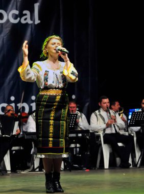 TARGU JIU ROMANIA, Mayıs 26, 2018, BUCOVINA 'nın kostümlü sanatçısı JARGU şehir günlerinden kalma, akreditasyon gerektirmeyen bir etkinlik. Pamuk ipliği, yaprak, güneş, haç gibi popüler motifler kullanılarak elde dikilmiş.