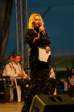 TARGU JIU, ROMANIA, 21 Mayıs 2019, TARGU JIU şehir günlerindeki popüler şovun sunucusu, akreditasyon gerektirmeyen kamusal etkinlik. Bu kostüm siyah kumaştan yapılmış.